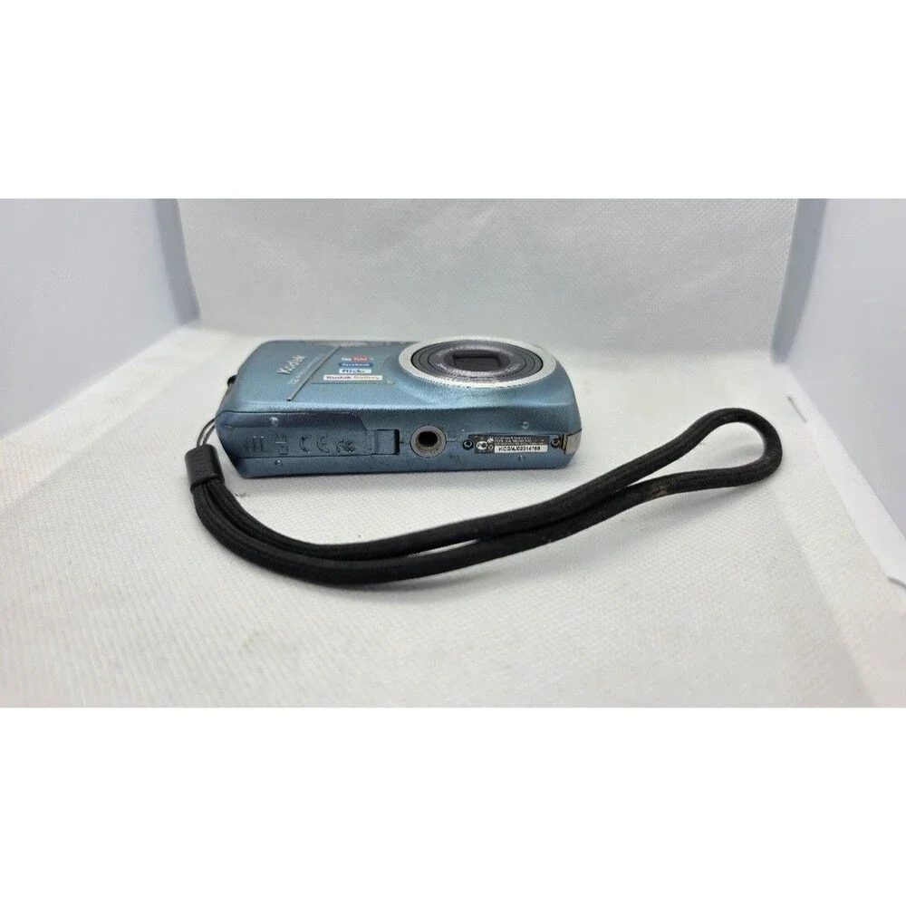 Kodak EasyShare M550 Compact Digital Camera Blue 5X Optical - For Parts/Damaged